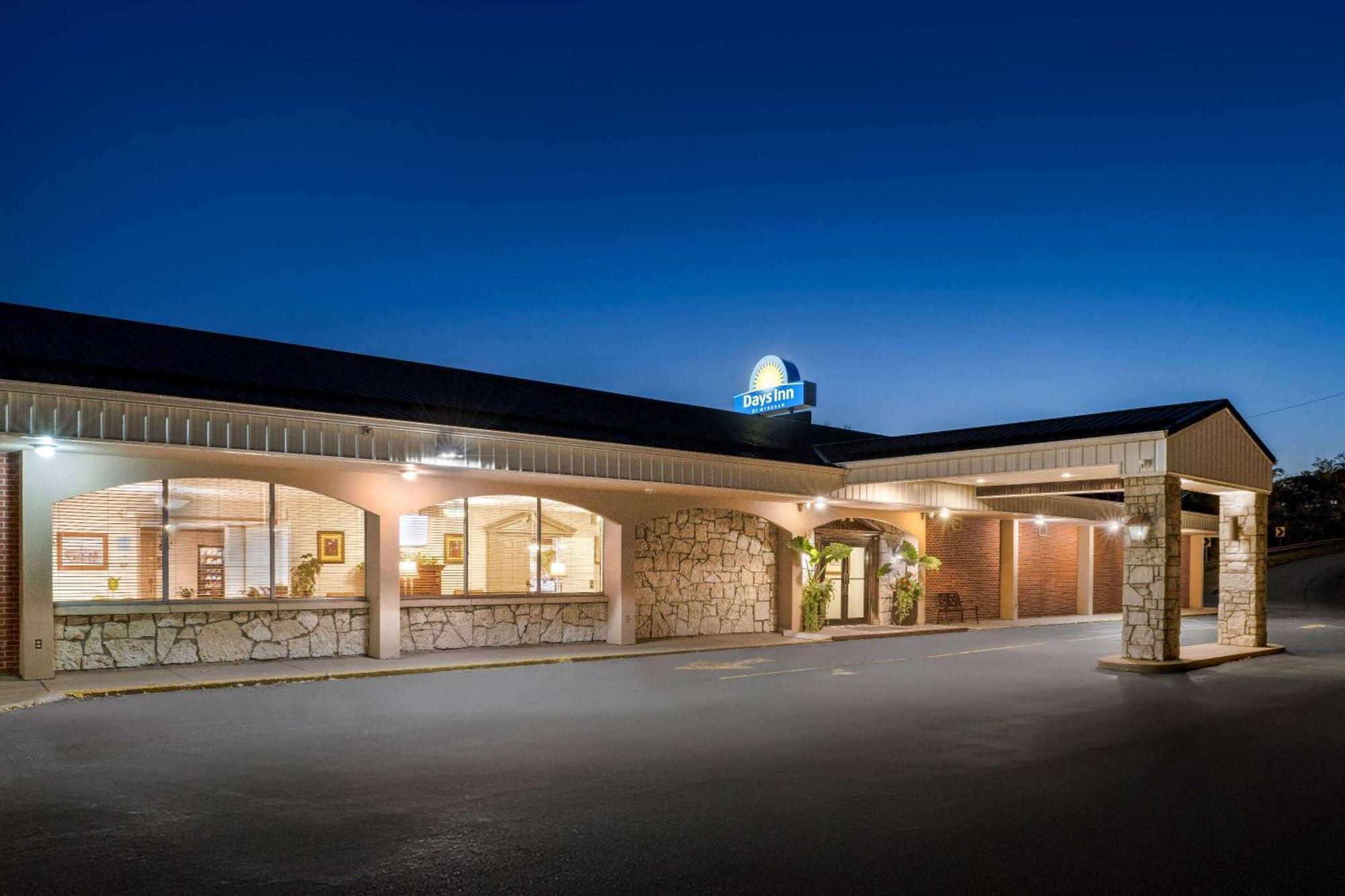 Days Inn By Wyndham Dubuque Ngoại thất bức ảnh