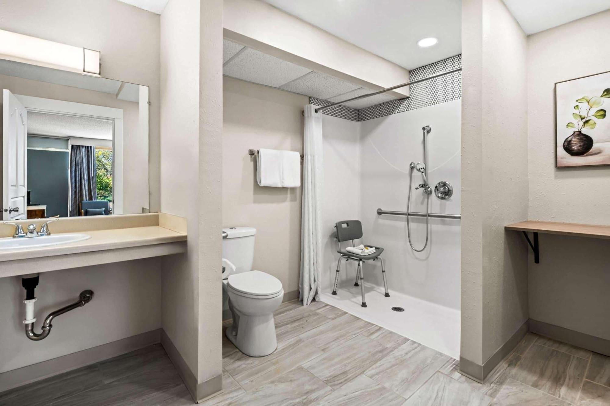 Days Inn By Wyndham Dubuque Ngoại thất bức ảnh