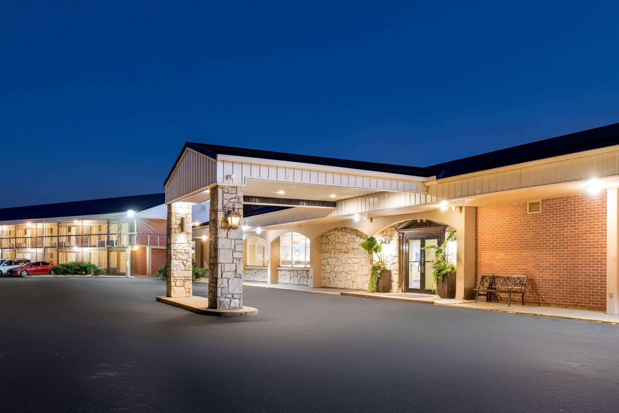 Days Inn By Wyndham Dubuque Ngoại thất bức ảnh